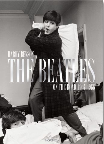 Harry Benson. The Beatles on the Road 1964 - 1966 - фото 1